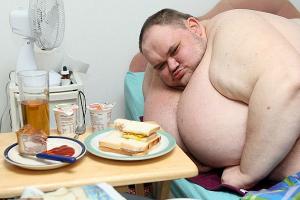 В Великобритании скончался самый толстый житель этой страны Карл Томпсон. - Похоронный портал