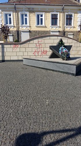 Неизвестные осквернили мемориал жертвам Холокоста в Черновцах - Похоронный портал
