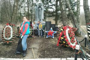 Школьники-волонтеры устроили субботник у братских могил в Лунево - Похоронный портал