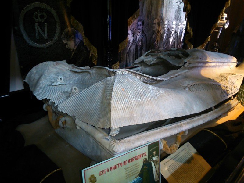 Экспонаты Музея Смерти: Саркофаг купца Горохова