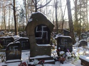 Нацисты нарисовали свастику на могиле советских солдат в Харькове - Похоронный портал