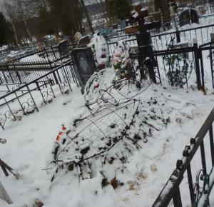 Крест сгорел на могиле разбившегося водителя из Малоярославца - Похоронный портал