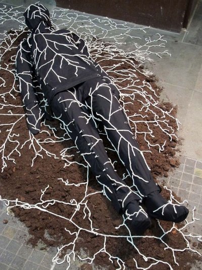 Погребальный костюм из грибов