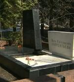 В Новосибирске осквернили памятник на могиле основателя Академгородка