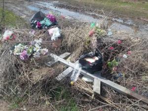 Энгельсские чиновники не стали обещать убрать мусор с кладбища до 9 мая - Похоронный портал