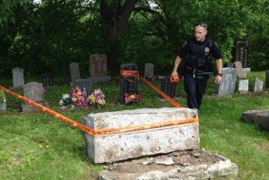 Массовый вандализм на католическом кладбище в Квебеке  - Похоронный портал