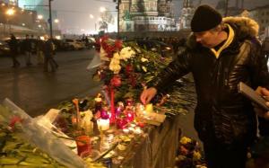 С места убийства Немцова убраны все фотографии и цветы - Похоронный портал