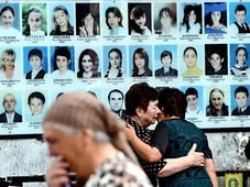В России сегодня вспоминают жертв захвата заложников в школе N1 Беслана - Похоронный портал