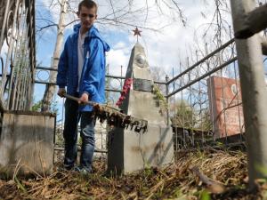 Волонтеры навели порядок на Старо-Северном кладбище Омска - Похоронный портал