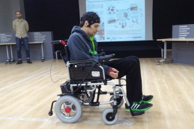 Инвалиды смогут управлять коляской "силой мысли"