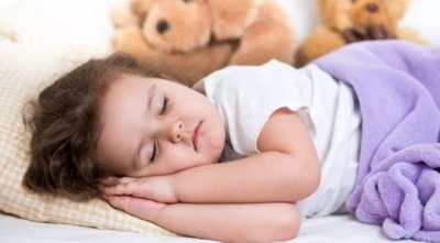 Учёные: дети от недосыпания больше едят