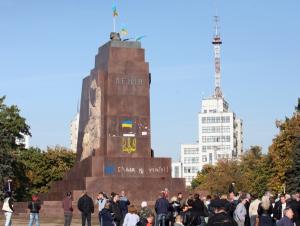В Харькове возле разрушенного памятника Ленину произошли столкновения - Похоронный портал