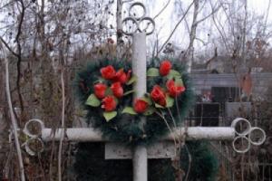 В Мариуполе греко-католики призвали горожан отказаться от пластмассовых цветов на кладбищах  - Похоронный портал