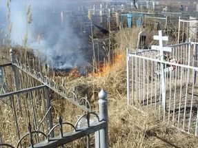 В райцентре Сунтар в результате пожара на кладбище повреждено более 45 надгробий - Похоронный портал