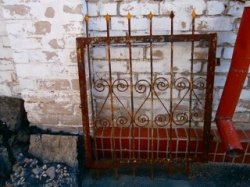 На Николаевском кладбище задержали воров, которые хотели сдать в пункт приема металлические ограды
