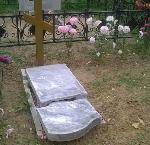 На Шереметьевском кладбище опять повалили могильные памятники