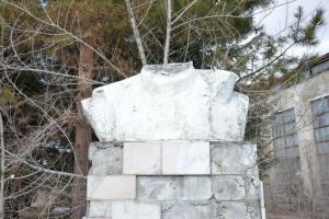 В Биробиджане разрушили бюст Ленина - Похоронный портал