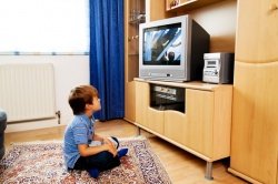 Час перед телевизором повышает риск ожирения у ребенка