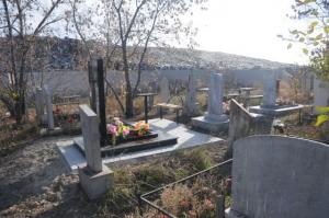 Вандалы сломали надгробия и кресты на южноуральском кладбище - Похоронный портал
