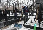 В Рязани школьники убрали снег с могил ветеранов на Дягилевском кладбище