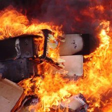 Злоумышленники сожгли в Чехове офис и автомобиль - Похоронный портал