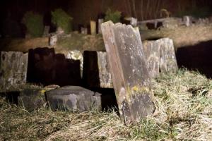 Вандалы осквернили порядка 80 могил во Франции - Похоронный портал