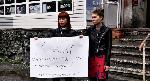 Жертва «черных похоронщиков» вышла на пикет перед их офисом (видео)