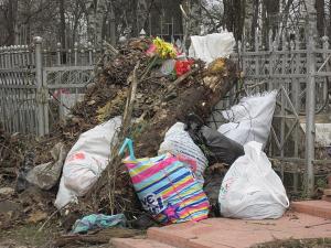 В Пензенской области мусор складывают на кладбище - Похоронный портал