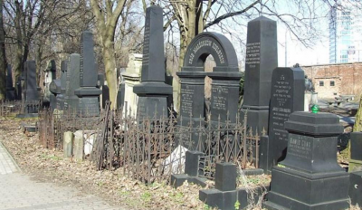 Волонтеры из семи стран приводят в порядок еврейское кладбище Варшавы