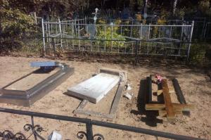 В Смоленской области вандалы разгромили кладбище (фото) - Похоронный портал