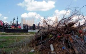 Муниципальные служащие убрали мусор на кладбище в Аткарске - Похоронный портал