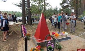 Красногородцы открыли памятник красноармейцу в Кожуре - Похоронный портал