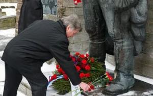 Посол России в Эстонии возложил цветы к памятнику советскому Воину-освободителю - Похоронный портал