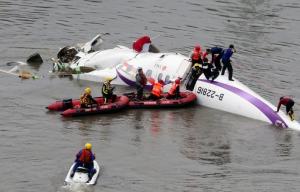 Число жертв авиакатастрофы на Тайване возросло до 35 человек - Похоронный портал