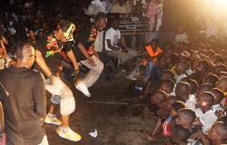 В давке на концерте в столице Гвинеи погибли более 20 человек - Похоронный портал