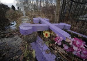 Пьяный водитель грузовика проехался по кладбищу, сровняв надгробия с землей на Южном Урале - Похоронный портал