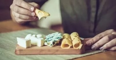 Ученые назвали сыр одним из источников долголетия