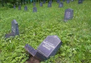 На воинском кладбище в Ростове вандалы опрокинули памятники и сожгли венки - Похоронный портал