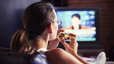 Ученые объяснили, почему есть перед телевизором вредно для здоровья