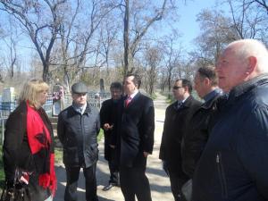 Первый вице-мэр Херсона проинспектировал городское кладбище - Похоронный портал