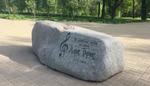 Украина. Неизвестные сдали на металлолом памятник Марку Бернесу на Украине - Похоронный портал