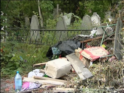 Кладбище Бадалык завалено мусором - Похоронный портал