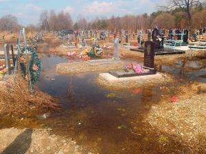 Крупное кладбище затопило в Приморье - Похоронный портал