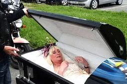 58-летняя британская невеста явилась на свадьбу в катафалке - Похоронный портал