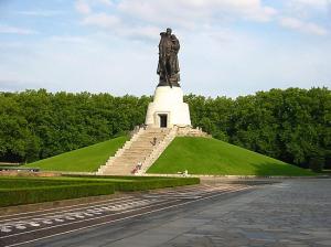 BBC назвала памятник воину-освободителю в Трептов-парке памятником неизвестному насильнику - Похоронный портал