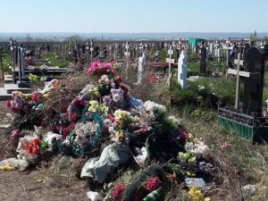 Городское кладбище превратилось в свалку мусора (Новотроицк)  - Похоронный портал