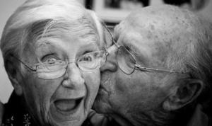 92-летняя норвежка сбежала из дома престарелых на свидание - Похоронный портал