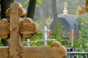 По колено в грязи несут гробы к вырытым могилам на кладбище в Бердске - Похоронный портал
