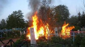 На Ново-Макарьевском кладбище сгорел могильный крест - Похоронный портал