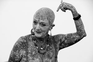 Умерла самая татуированная в мире пенсионерка - Похоронный портал